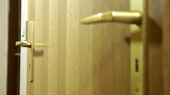 Eine Tür mit jeweils einem Türgriff links und rechts