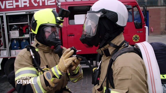 Zwei Feuerwehrmänner mit Schutzausrüstung