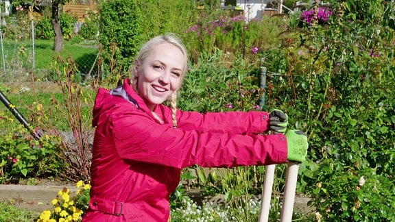 Henriette Fee Grützner in einem Garten