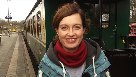 Jaenette Eger vor einem alten Eisenbahnwagon