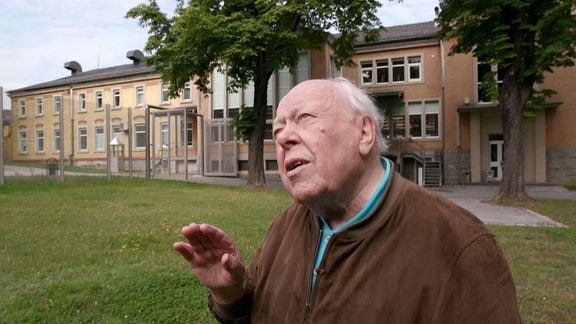 Gefängnis Bautzen - Ein Mann während eines Interviews.