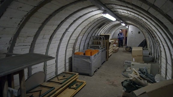 Bunkergewölbe mit verschiedenen Gerätschaften