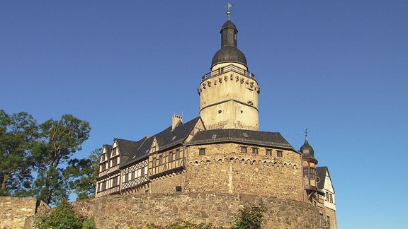 Aussenansicht Burg Falkenstein mit Turm und blauem Himmel