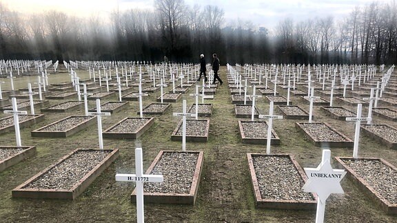 Kreuze auf den Gräbern der Opfer des Massakers von Gardelegen