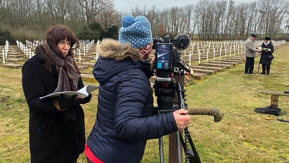 Regisseurin Jutta-Valeska Hinz und Kamerafrau Josie Biemelt filmen mit Gardelegenern, die sich bis heute um die Gräber kümmern. 