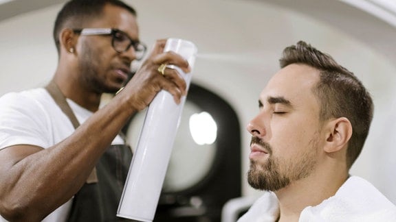 Symbolfoto - Ein Männermodel bekommt die Haare frisiert.