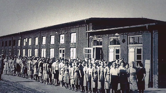 Historische Aufnahme von Arbeiterinnen in der Waffenfabrik während der NS-Diktatur