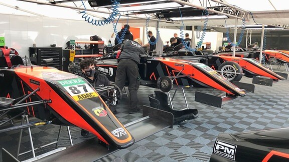 Auch Formelklassen trainieren in Oschersleben. Hier das Lager eines Formel-4-Teams.