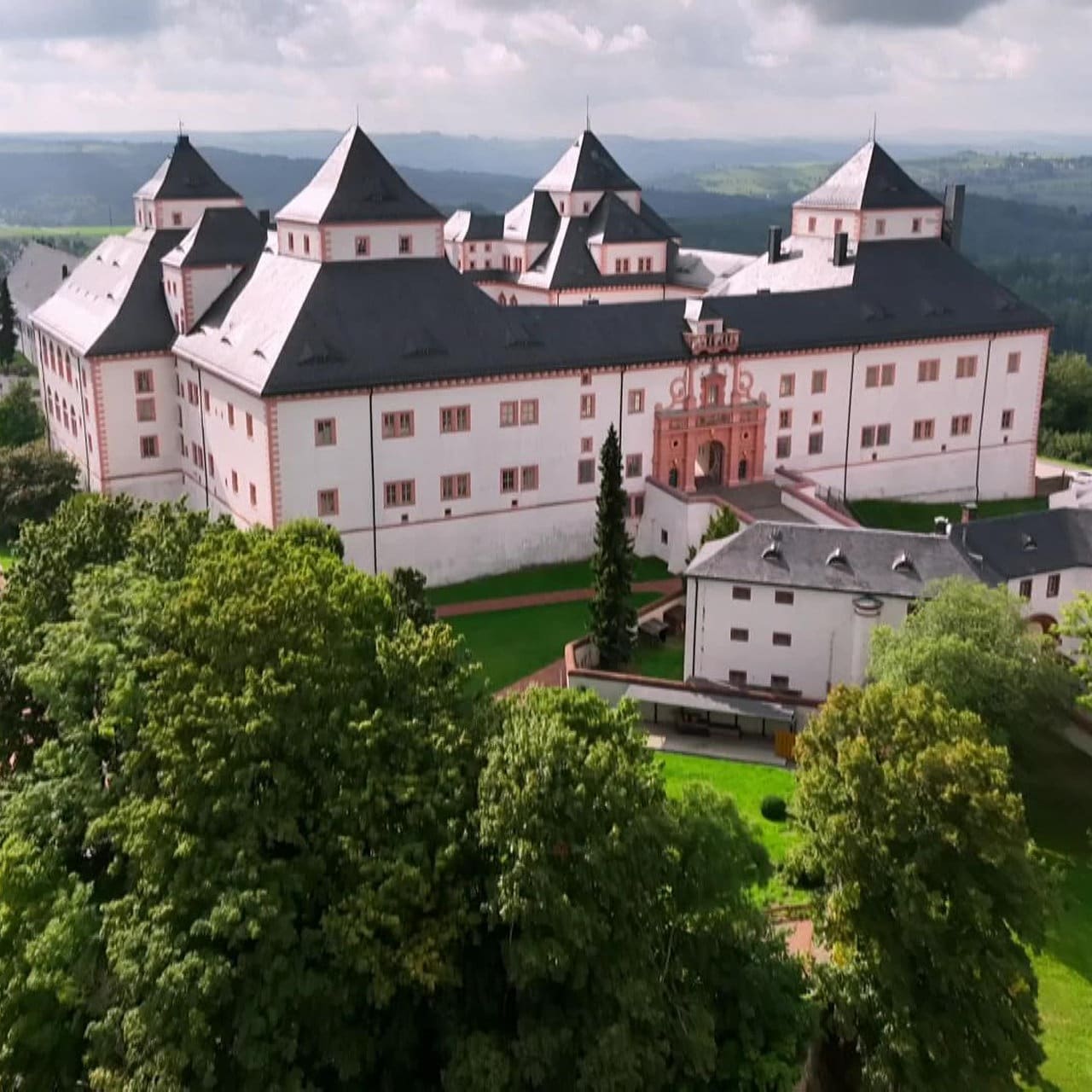 Wann wurde die Augustusburg gebaut?