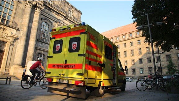 Rettungswagen der Malteser: Durchschnittlich kommt ein Rettungsteam auf sechs bis sieben Einsätze pro Schicht. In den Ferienzeiten sinken die Einsatzzahlen in Dresden.