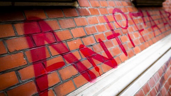 Der aufgesprühte rote Schriftzug «Antifa» ist an einem Gebäude zu lesen.