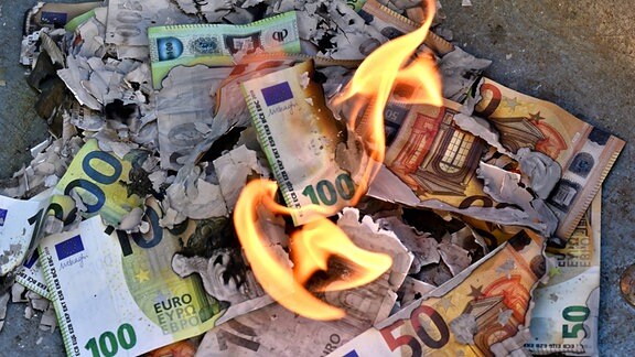 Brennende Euro-Banknoten