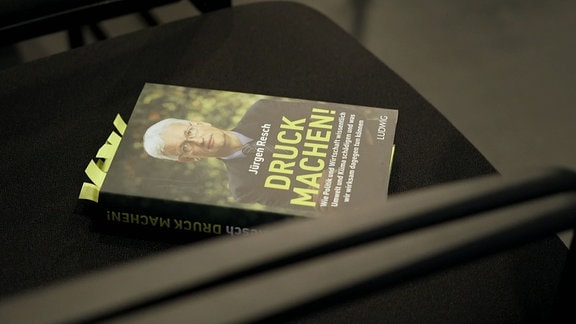 In einem Buch von Jürgen Resch mit dem Titel "Druck machen!" kleben Notizzettel.