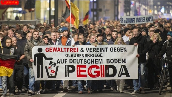 Teilnehmer einer Demonstration des Bündnisses Patriotischer Europäer gegen Islamisierung des Abendlandes (Pegida) laufen durch die Dresdner Innenstadt.