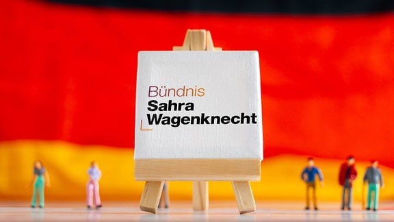 Illustration - Schriftzug Sahra Wagenknecht auf einer Tafel vor einer Deutschlandfahne