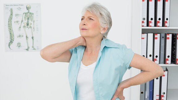 Seniorin leidet unter Nackenschmerzen
