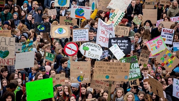 Junge Teilnehmer der Klimakundgebung „Fridays for Future“ stehen mit Plakaten im Invalidenpark und fordern eine bessere Klimapolitik.