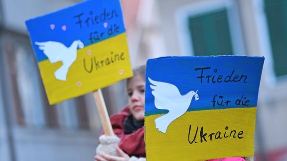 Zwei Kinder halten Schilder, Frieden fuer die Ukraine