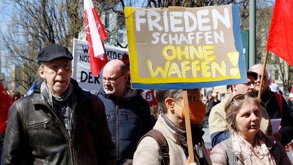 Zahlreiche Menschen haben am Karsamstag in Berlin auf zwei konkurrierenden Ostermaerschen fuer Frieden demonstriert