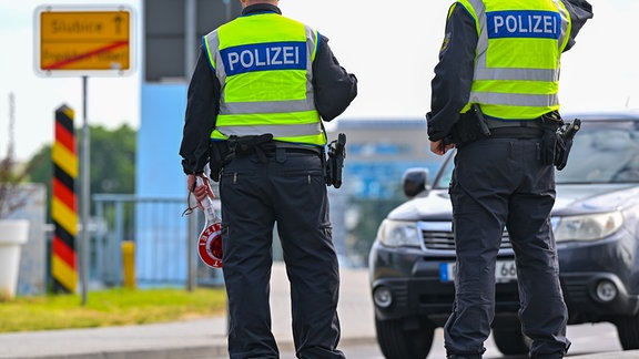 Beamte der Bundespolizei stehen bei der Einreise nach Deutschland am deutsch-polnischen Grenzübergang Stadtbrücke.
