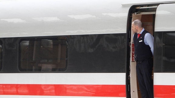 Ein Mitarbeiter der DB Deutsche n Bahn wartet in der Tür des Speisewagens auf Fahrgäste