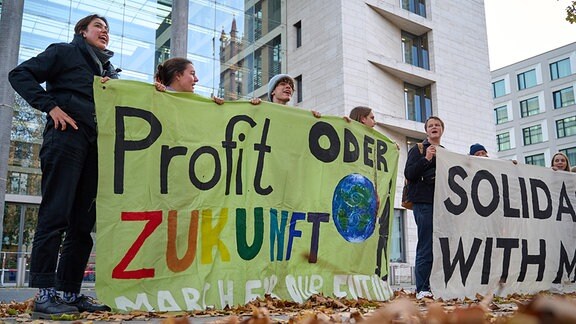 Aktive der Umweltbewegung Fridays for Future protestieren vor dem Auswaertigen Amt in Berlin kurz vor Beginn der Weltklimakonferenz COP27 in Ägypten, Foto vom 03.11.2022. 