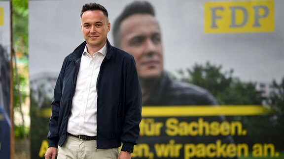 Robert Malorny, Spitzenkandidat der FDP zur Landtagswahl in Sachsen, steht bei einem Pressetermin zur Vorstellung der Kampagne vor einem Wahlplakat.