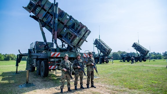 Soldaten der Flugabwehrraketengruppe 21 der Luftwaffe der Bundeswehr üben den Aufbau einer Luftverteidigungsstellung. 