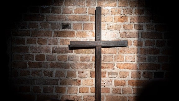 altes Holzkreuz in der Marktkirche in einem Sonnenfleck an der Wand