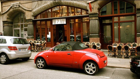rotes Auto vor Restaurant