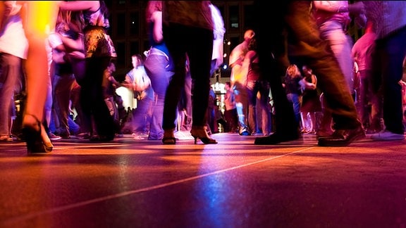 Menschen tanzen in der Disco.