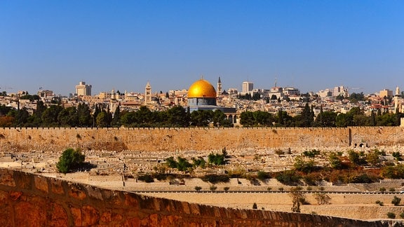 Blick vom Ölberg auf Mauern der Altstadt von Jerusalem und den Felsendom