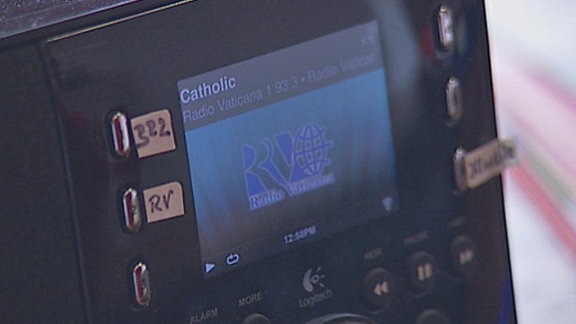 Im Display eines Internet-Radios wird Radio Vaticana angezeigt