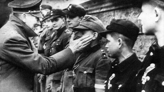 Adolf Hitler berührt das Gesicht von Wilhelm Willi Hubner