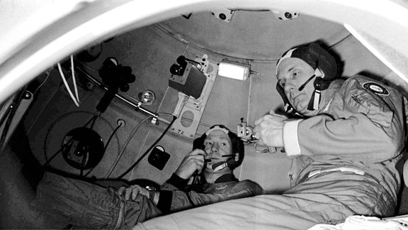 Kosmonaut Alexej Leonow und Astronaut Thomas Stafford treffen sich 1975 im Weltall