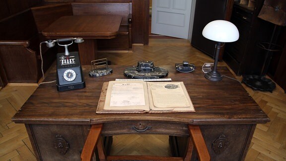 Alter Schreibtisch mit historischem Zubehör