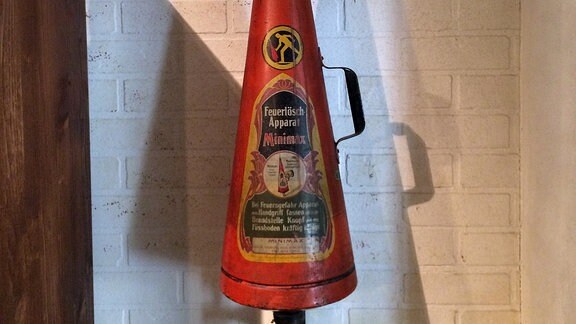 Historischer Feuerlöscher Minimax an der Wand hängend