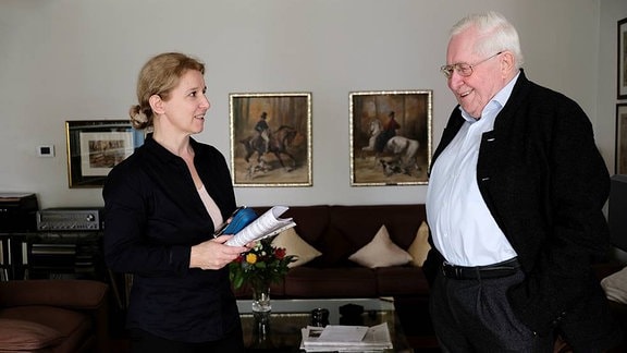 Hier die Autorin Katja Herr der historischen Dokumentation "Machtpoker um Mitteldeutschland" im Gespräch mit Bernhard Vogel. CDU-Ministerpräsident von Thüringen 1992-2003. 
