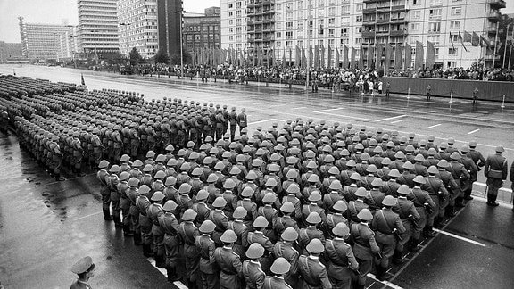 Aufmarsch von NVA-Soldaten zur Parade zum 40. Jahrestag der DDR 1989 in Berlin