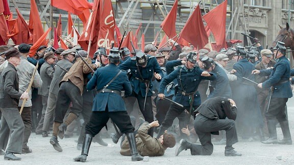 Babylon Berlin - Soldaten prügeln auf Demonstranten in den 20er-Jahren ein.