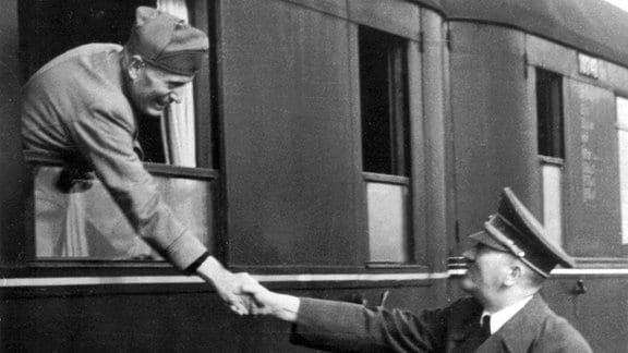 Reichskanzler Adolf Hitler verabschiedet Benito Mussolini am Bahnhof der Wolfsschanze.