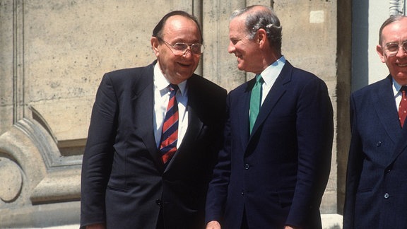 Aussenminister Hans Dietrich Genscher (ganz rechts), FDP, auf dem 2+4 Treffen in Paris im April 1990, im Gespraech mit Baker. Bonn Deutschland 