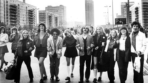 Jugendliche bilden eine Freundschaftskette auf der Karl-Marx-Allee anlässlich der 10. Weltfestspiele in Berlin 1973
