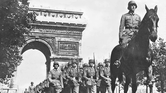 Deutsche Truppen 1940 auf dem Champs Elysees in Paris