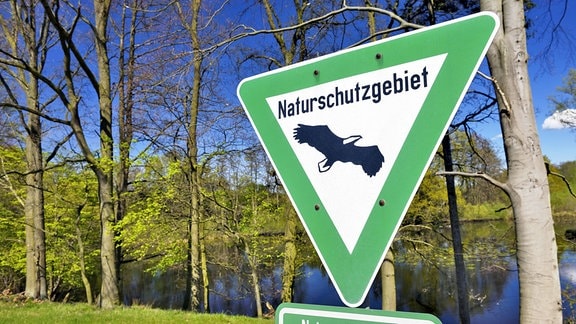 Ein Schild weist auf ein Naturschutzgebiet hin