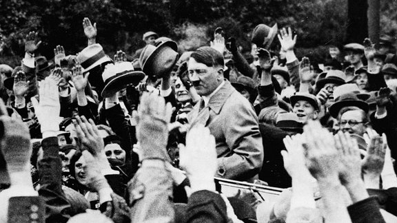 Adolf Hitler wird im Mai 1933 von einer jubelnden Menschenmenge begrüßt