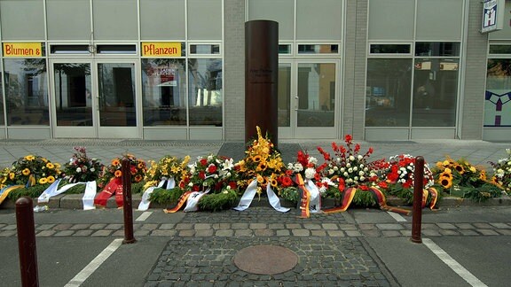 Blumenkränze an der Peter Fechter Gedenksäule in der Zimmerstraße in Berlin-Mitte, 2008