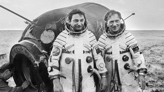 Sigmund Jähn und Walery Bykovski nach der Landung mit der Sojus 31