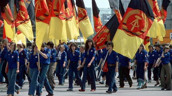 FDJler mit DDR-Fahnen auf dem Nationalen Jugendfestival 1979 in Ostberlin