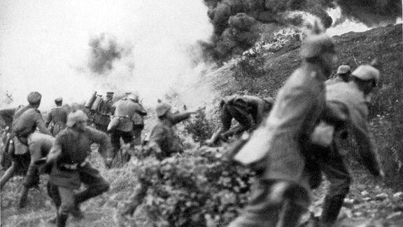 Deutsche Infanterie greift mit Flammenwerfern und Handgranaten Stellungen der Franzosen bei Verdun an Erster Weltkrieg